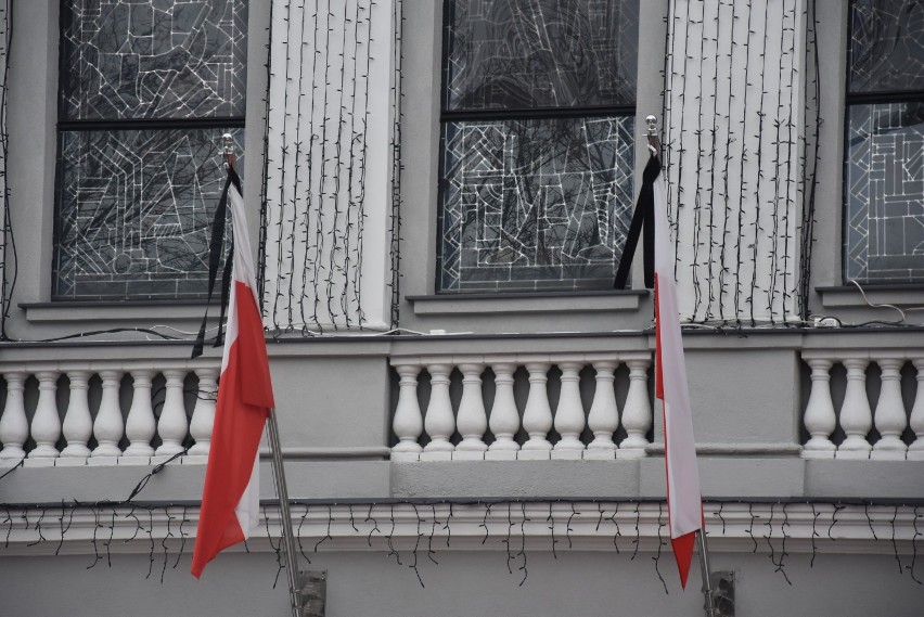 Flagi z kirem na Urzedzia Miasta Rybnika. Lekcje wychowawcze o hejcie i agresji