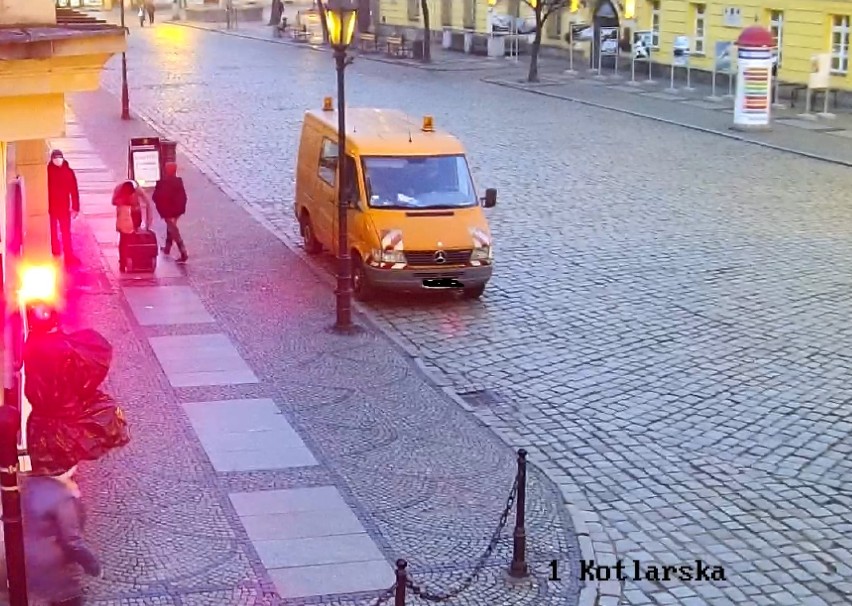 Świdnica: mimo zakazu wjeżdżają do Rynku. Straż miejska ostrzega i publikuje zdjęcia z mnitoringu