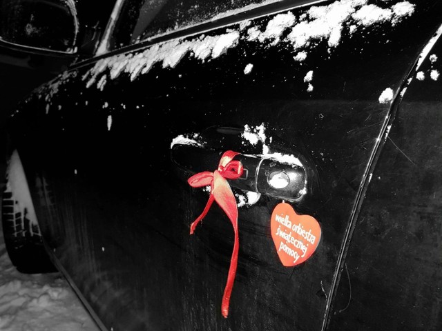 Czerwone wstążki na samochodach to widoczny symbol solidarności z WOŚP i Jurkiem Owsiakiem