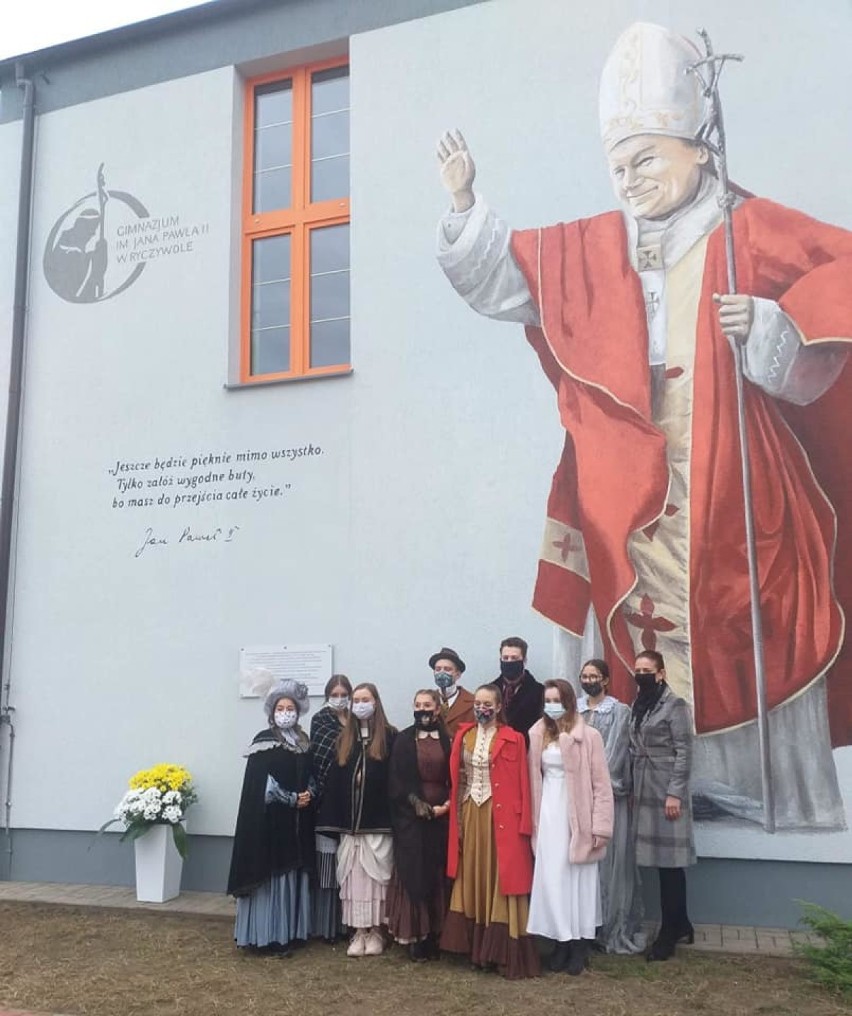 Odsłonięcie muralu z wizerunkiem Jana Pawła II