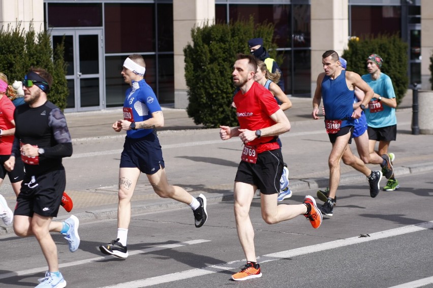 Bieg na Piątkę 2022, Warszawa. Tysiące biegaczy na ulicach stolicy. Zdjęcia uczestników