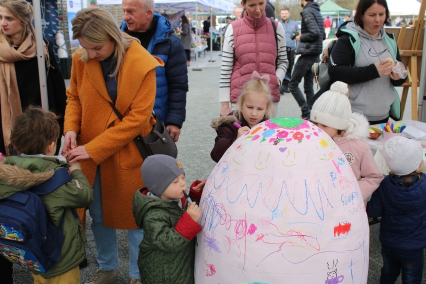 Przebierańcy-pucheroki i świąteczne pyszności na Wielkanocnym Kiermaszu z jajem pod Krakowem