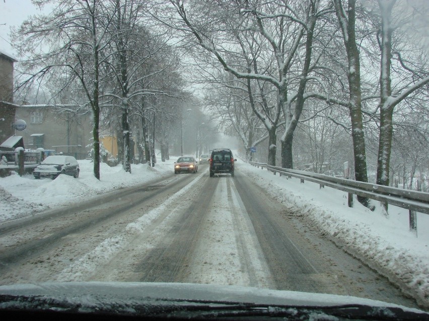 Powiatowa ulica Bytomska w rejonie szpitala Kamilianów