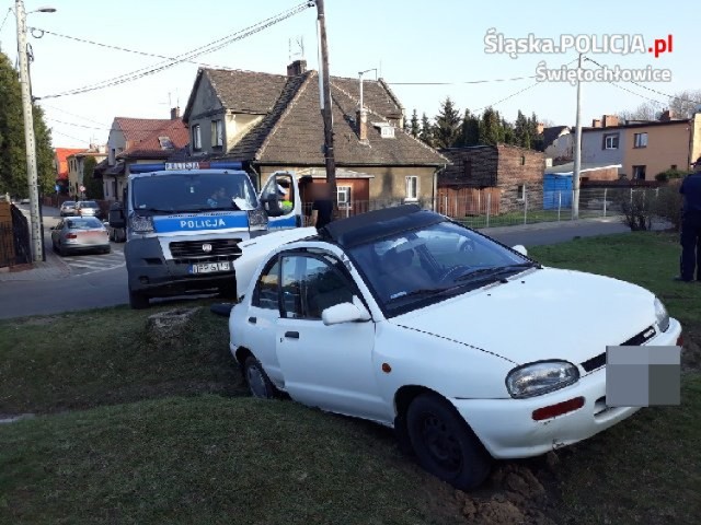 Policyjny pościg za białą mazdą. Zepchnęli auto uciekiniera do rowu