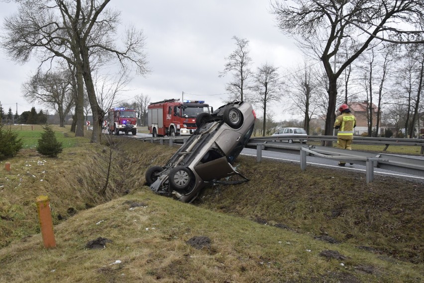 Dachowanie w Pamiętnej pod Skierniewicami. Mężczyzna, o własnych siłach, opuścił pojazd