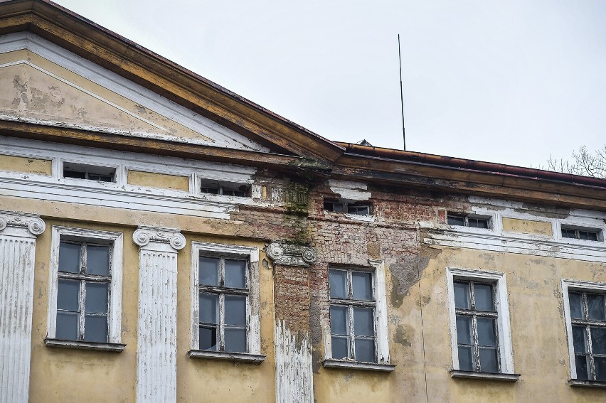 Budynek  - pustostan przy Dworcowej w Lesznie jest w opłakanym stanie
