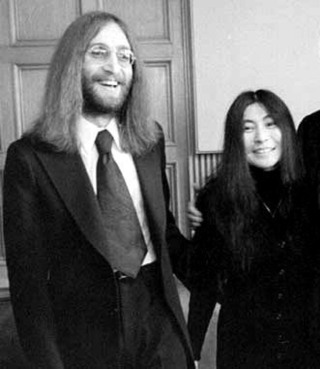 Yoko Ono z mężem, Johnem Lennonem. http://pl.wikipedia.org/wiki/Grafika:Lennon_Ono_Trudeau_1969_c.jpg