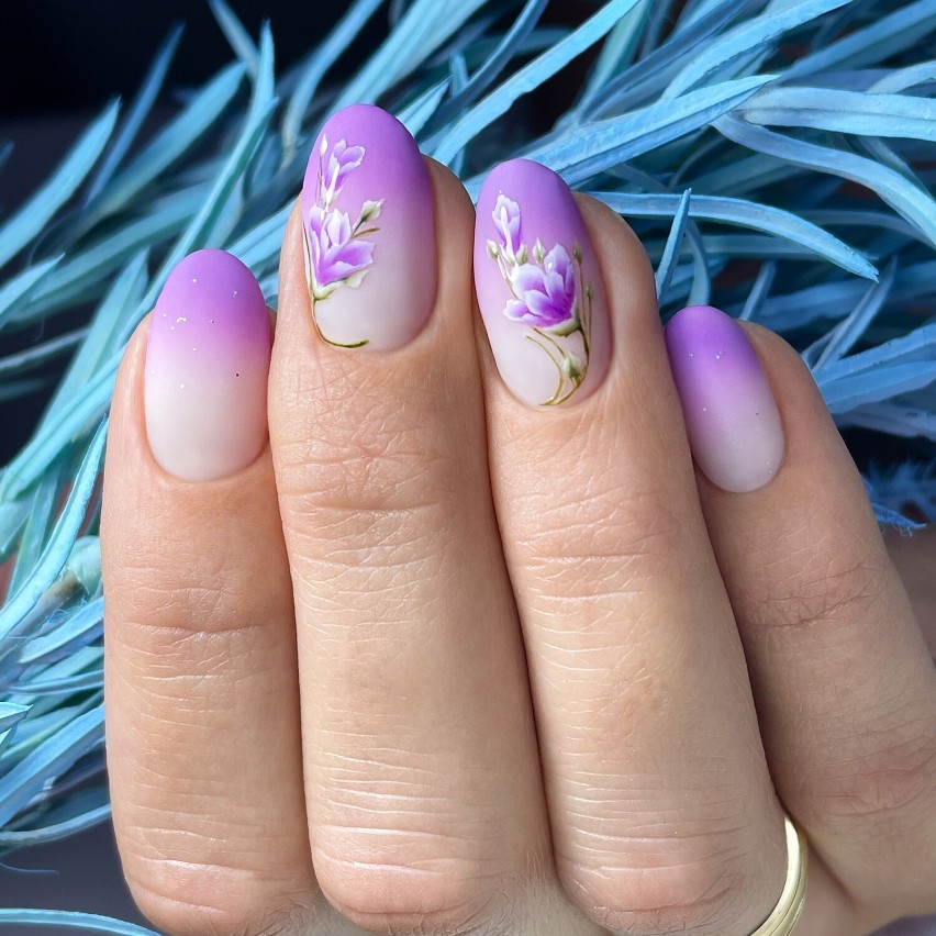 Jak wykonać flower nails? Takie zdobienia zrób za pomocą...