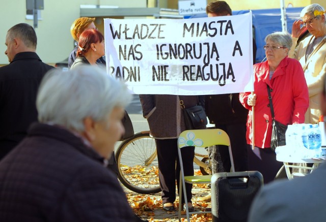 Protest mieszkańców przed magistratem w sprawie mieszkań