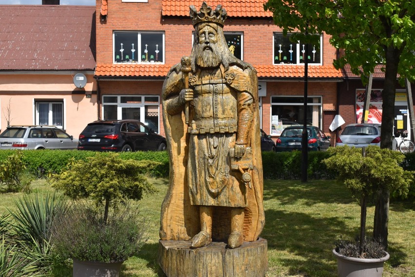 Rzeźba króla Kazimierza stoi w centrum Chocza