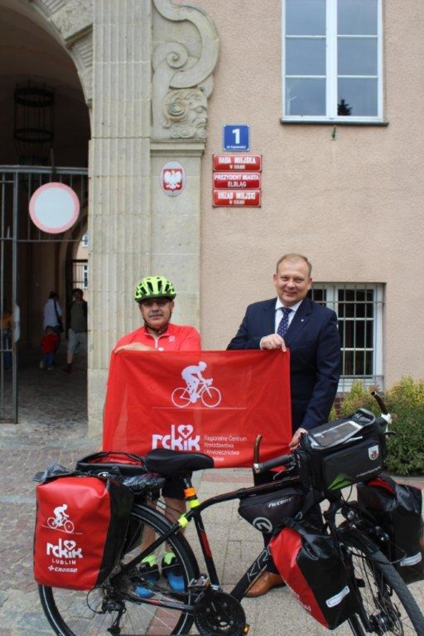 Przejedzie całą Polskę, aby zachęcić do oddawania krwi. Elbląg na trasie charytatywnego "Rajdu po krew" Janusza Kobyłki