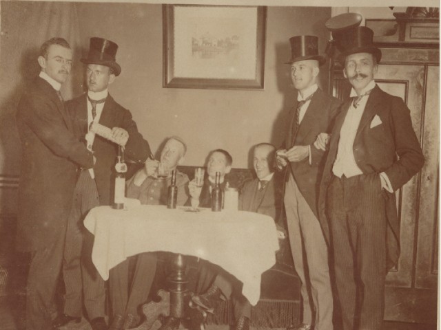 Zdjęcie z 1916 roku, przedstawia imprezę w gronie członków towarzystwa wioślarskiego “Nautilus”