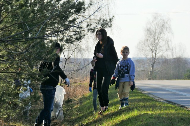 Sprzątanie lasu w Korczewie (gmina Bełchatów)