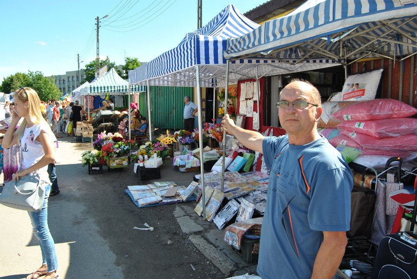 Chrzanów. Niebezpiecznie na placu targowym. Policja musi zrobić tam porządek! [ZDJĘCIA]