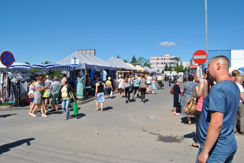 Chrzanów. Niebezpiecznie na placu targowym. Policja musi zrobić tam porządek! [ZDJĘCIA]