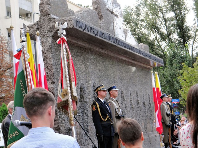 Pomnik pomordowanych mieszkańców Woli w 1944 roku w czasie Powstania Warszawskiego na Skwerze pamięci u zbiegu al. Solidarności i ul. Leszno w Warszawie