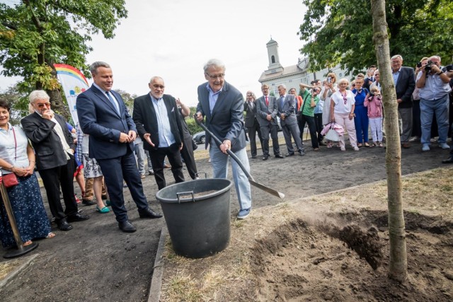 W niedzielę 9 września Leonard Pietraszak, aktor filmowy, teatralny i telewizyjny, otrzymał Honorowe Obywatelstwo Bydgoszczy. 

Zobacz także: Leonard Pietraszak został Honorowym Obywatelem Bydgoszczy [zdjęcia]

W ramach uświetnienia tego wydarzenia Leonard Pietraszak zasadził swój dąb w Alei Bydgoskich Dębów (przy Alejach Ossolińskich).


Zobacz wideo: Uwaga! Pomylenie tych grzybów grozi śmiercią!

