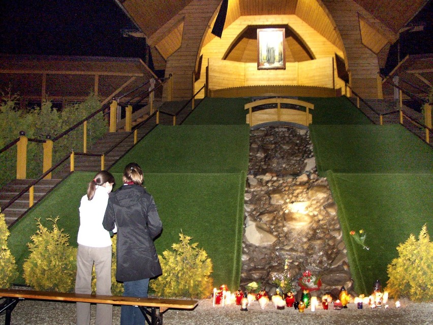 Stary Sącz. W dniu śmierci Jana Pawła II modlono się przy ołtarzu papieskim i w klasztorze klarysek