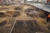 Po wyburzeniu przy SP3 znaleziono relikty zabudowy XVII  - wiecznej [ZDJĘCIA]