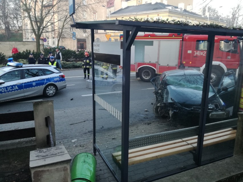 Pijany kierowca spowodował wypadek na ulicy Nowy Świat w Kaliszu. ZDJĘCIA, WIDEO