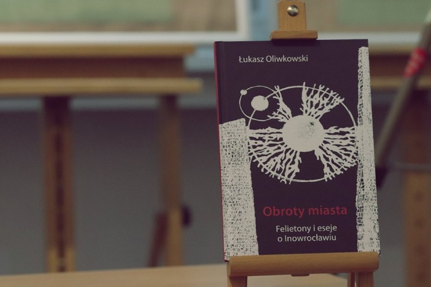 Łukasz Oliwkowski w bibliotece promował książkę „Obroty miasta. Felietony i eseje o Inowrocławiu" [zdjęcia]