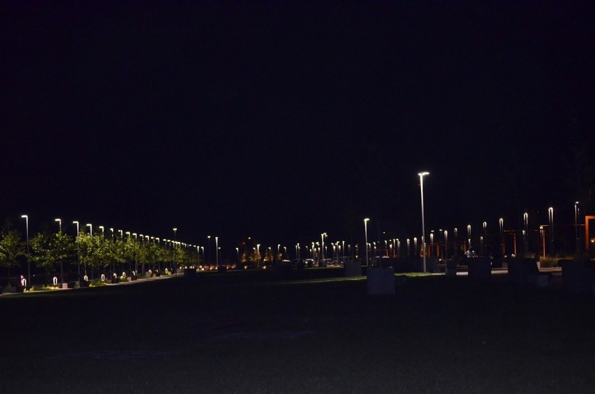 Głogów nocą. Oświetlony Bulwar Nadodrzański, aleja Wolności i piękna fontanna w Parku Słowiańskim. Zobaczcie zdjęcia i filmy