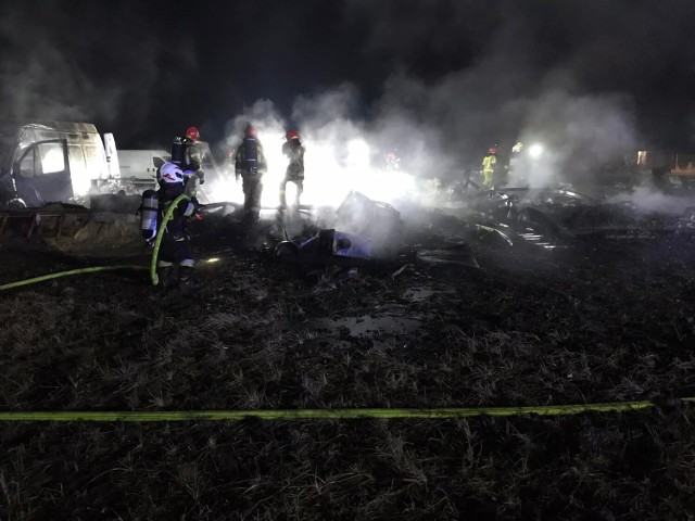 W nocy doszło do tragicznego pożaru w miejscowości Nowa Wioska w powiecie bydgoskim. Strażacy na miejscu znaleźli zwęglone ciało kobiety.

Więcej zdjęć z miejsca tragedii w galerii ▶▶