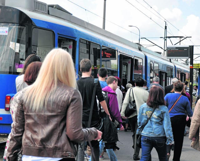 Sezon urlopowy w pełni, a krakowianie i tak muszą tłoczyć się na niektórych liniach tramwajowych.