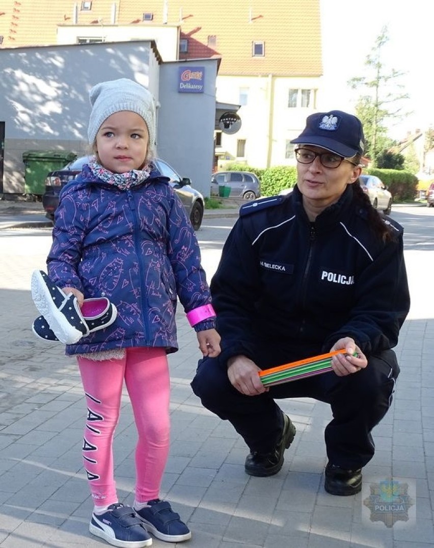 Bezpieczny przedszkolak. Policjanci z Brzegu rozdawali najmłodszym odblaski i sprawdzali, jak są przewożeni w samochodach