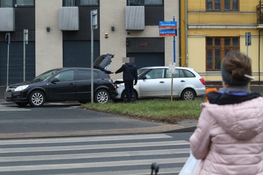 Wypadek na ul. Dmowskiego. Zderzyły się dwa samochody [ZDJĘCIA]
