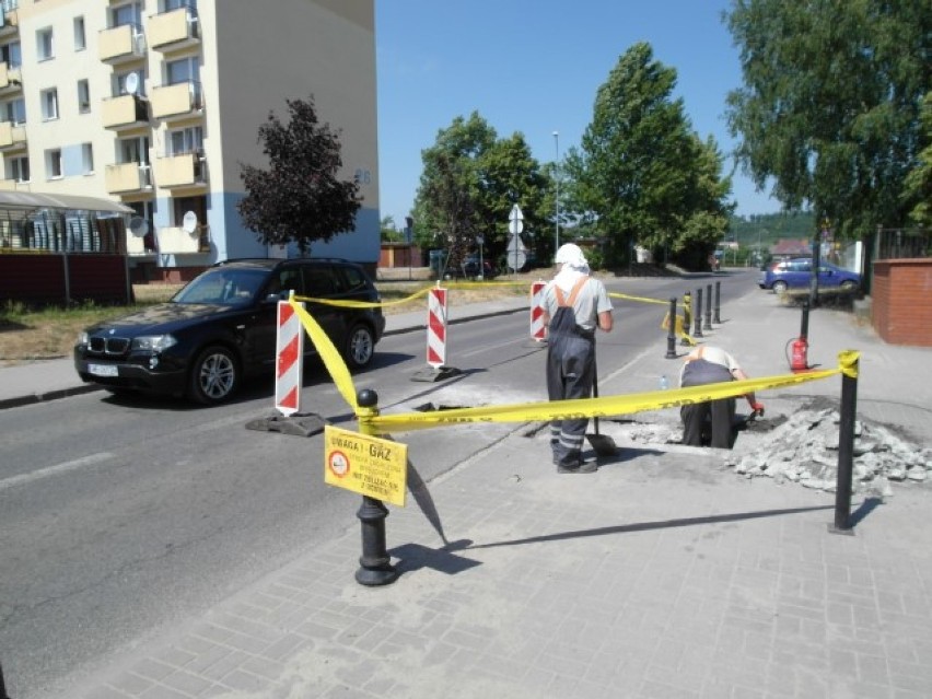 Zapadnięcie się jezdni i ulatniający się gaz na Rybackiej w...