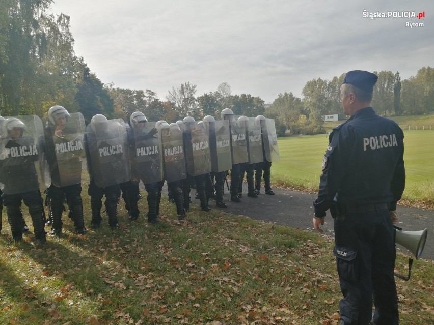 Policjanci szkolili się na stadionie w Bytomiu. Doskonalili...