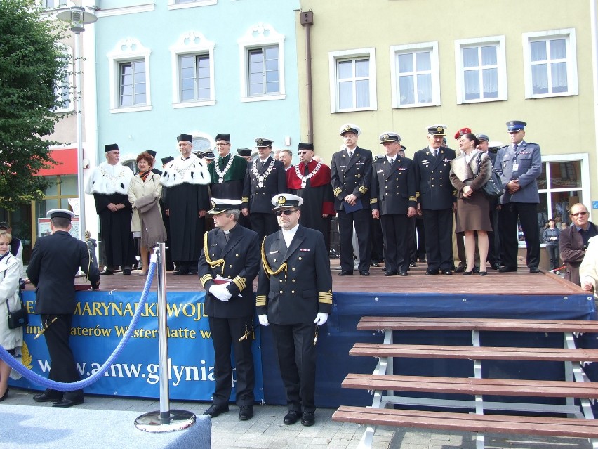 Puck. Wojskowa przysięga słuchaczy Akademii Marynarki Wojennej na rynku