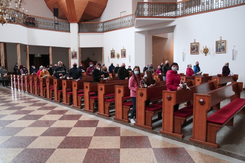 Wielka Sobota i święcenie pokarmów w parafii świętej Barbary w Staszowie (ZDJĘCIA)