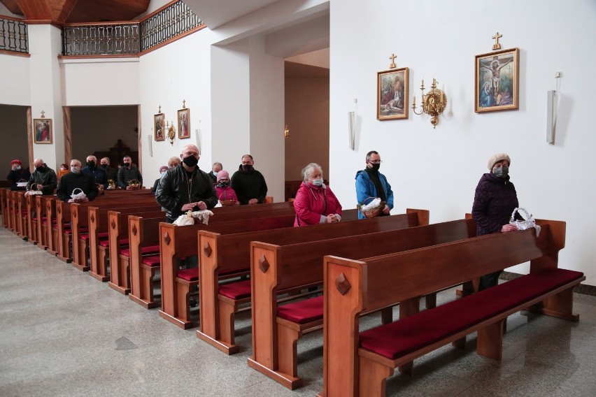 Wielka Sobota i święcenie pokarmów w parafii świętej Barbary w Staszowie (ZDJĘCIA)
