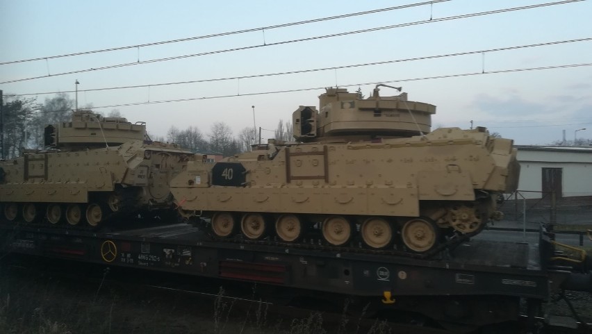 Transport sprzętu wojskowego przez Kostrzyn. Te pojazdy będą brały udział w wielkich manewrach wojskowych