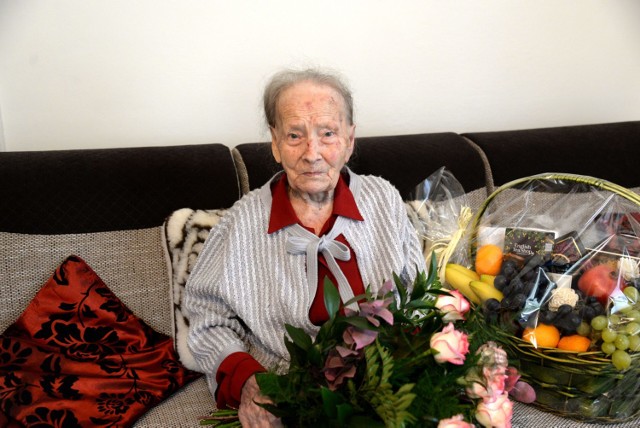 Wadowice. Z okazji 100. urodzin Helena Kupiec otrzymała od władz miasta bukiet kwiatów i jeszcze większy kosz z prezentami oraz pisemne życzenia z biura premiera Mateusza Morawieckiego