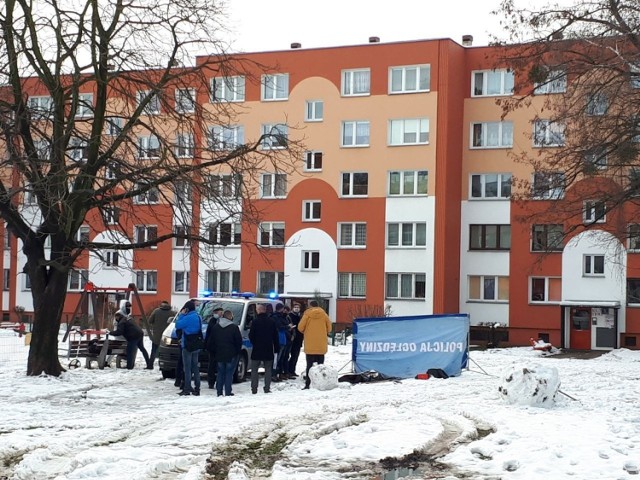 33-letni mężczyzna, Rosjanin mieszkający w Łodzi, zginął w środę (20 stycznia) ugodzony ostrym narzędziem przypominającym maczetę. Do tragedii doszło w biały dzień tuż obok placu zabaw znajdującego się między blokami przy ul. Kochanowskiego na Bałutach. Morderca uciekł. Jak poinformował w czwartek rano Adam Kolasa z KWP w Łodzi, sprawca został zatrzymany.

CZYTAJ DALEJ NA NASTĘPNYM SLAJDZIE

