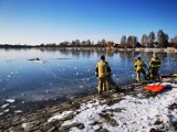 Strażacy w Zduńskiej Woli ćwiczyli ratownictwo lodowe na zbiorniku Kępina