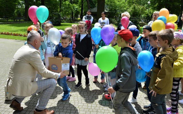 Prezydent Ludomir Handzel poczęstował najmłodszych lodowymi smakołykami