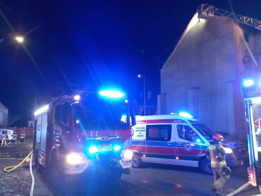 Śmiertelny pożar przy ulicy Głogowskiej w Legnicy. Dwie osoby ratując się przed ogniem, wyskoczyły z okna. Jedna nie żyje