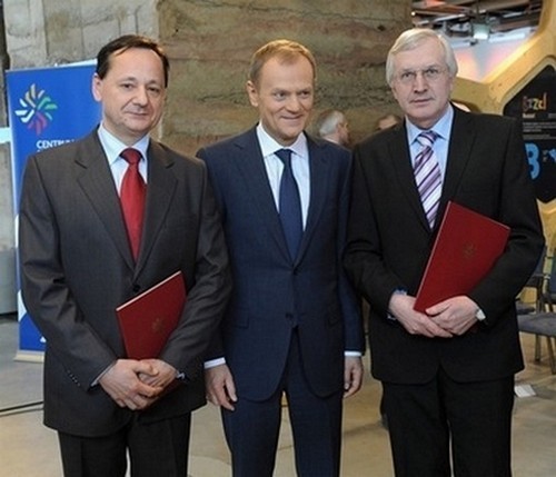 Krzysztof Kuźmicki i Henryk Łomża wraz z premierem Donaldem Tuskiem podczas uroczystości wręczania nagród.