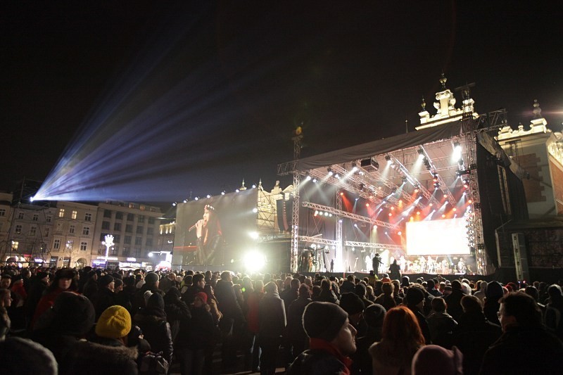 Kraków: kilkanaście tys. osób powitało Nowy Rok na Rynku...