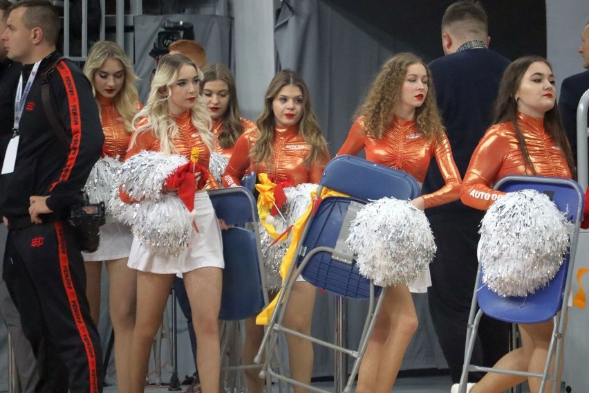 Piękne Cheerleaders Radom udanie zadebiutowały w nowej hali Radomskiego Centrum Sportu. Zobaczcie zdjęcia