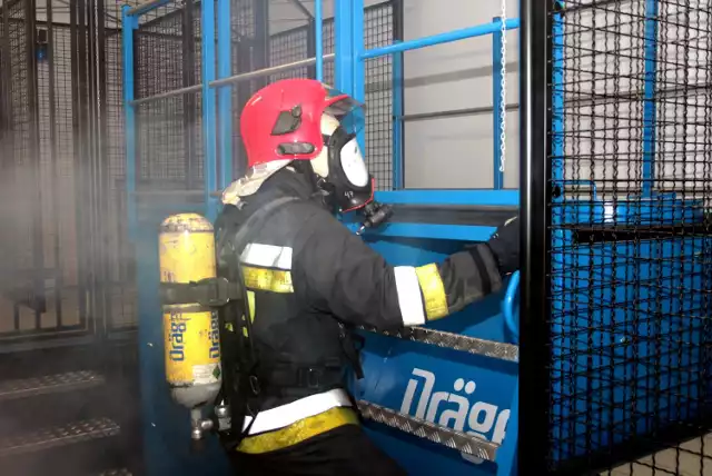 Obowiązkowy ,,poligon'' strażacki – komora dymowa, którą dysponuje Państwowa Straż Pożarna  w Lesznie