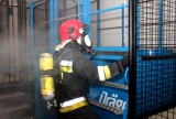 Tak w Lesznie ćwiczą strażacy z komend w całym regionie. Rocznie taki test w komorze dymowej przechodzi kilkaset osób