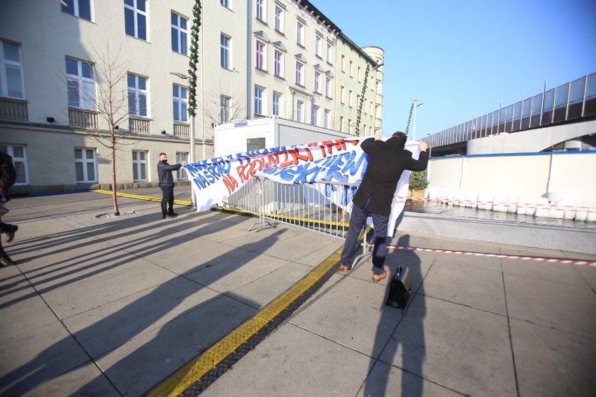 Kibice Ruchu Chorzów protestowali przeciw podwyżkom pensji...