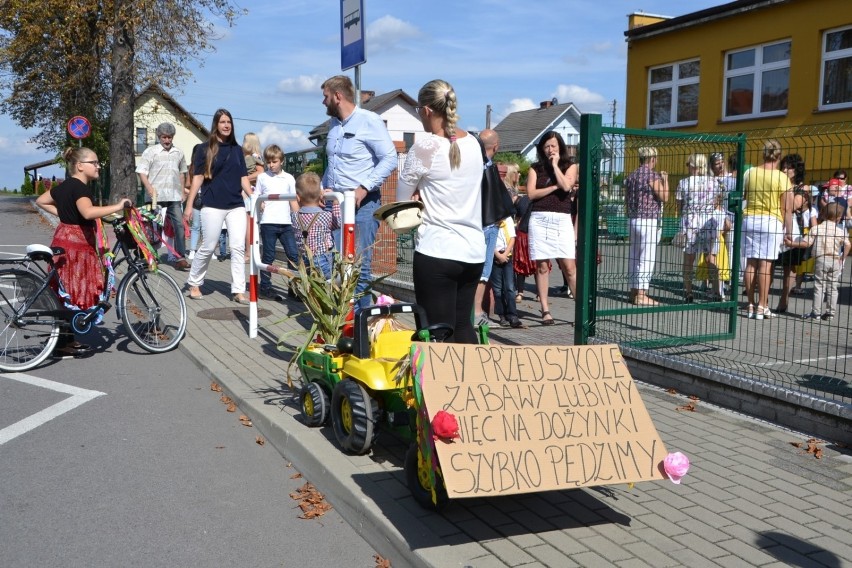 Korowód dożynkowy na ulicach Bieńkowic