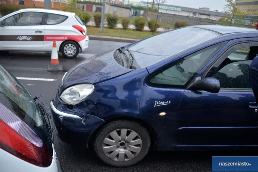 Groźny wypadek na alei Królowej Jadwigi we Włocławku. Opel uderzył w słup [zdjęcia]