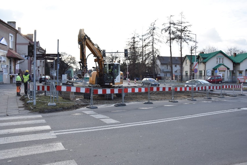 Rozkopane skrzyżowanie w centrum Tarnowa, korki, wyłączona sygnalizacja, ręczne sterowanie ruchem [ZDJĘCIA]